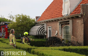 Woning beschadigd door tuinbrand langs de N220 s-Gravenzande
