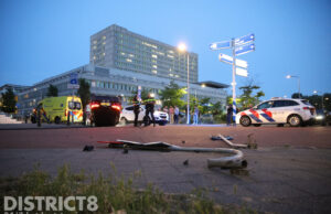 Auto over de kop, één persoon uit voertuig gehaald Charlotte Jacobslaan Den Haag