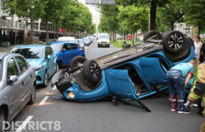 Ouder echtpaar over de kop na eenzijdig ongeval Meppelweg Den Haag