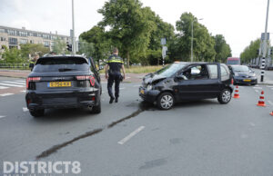 Veel schade na ongeval tussen twee automobilisten Erasmusweg Den Haag