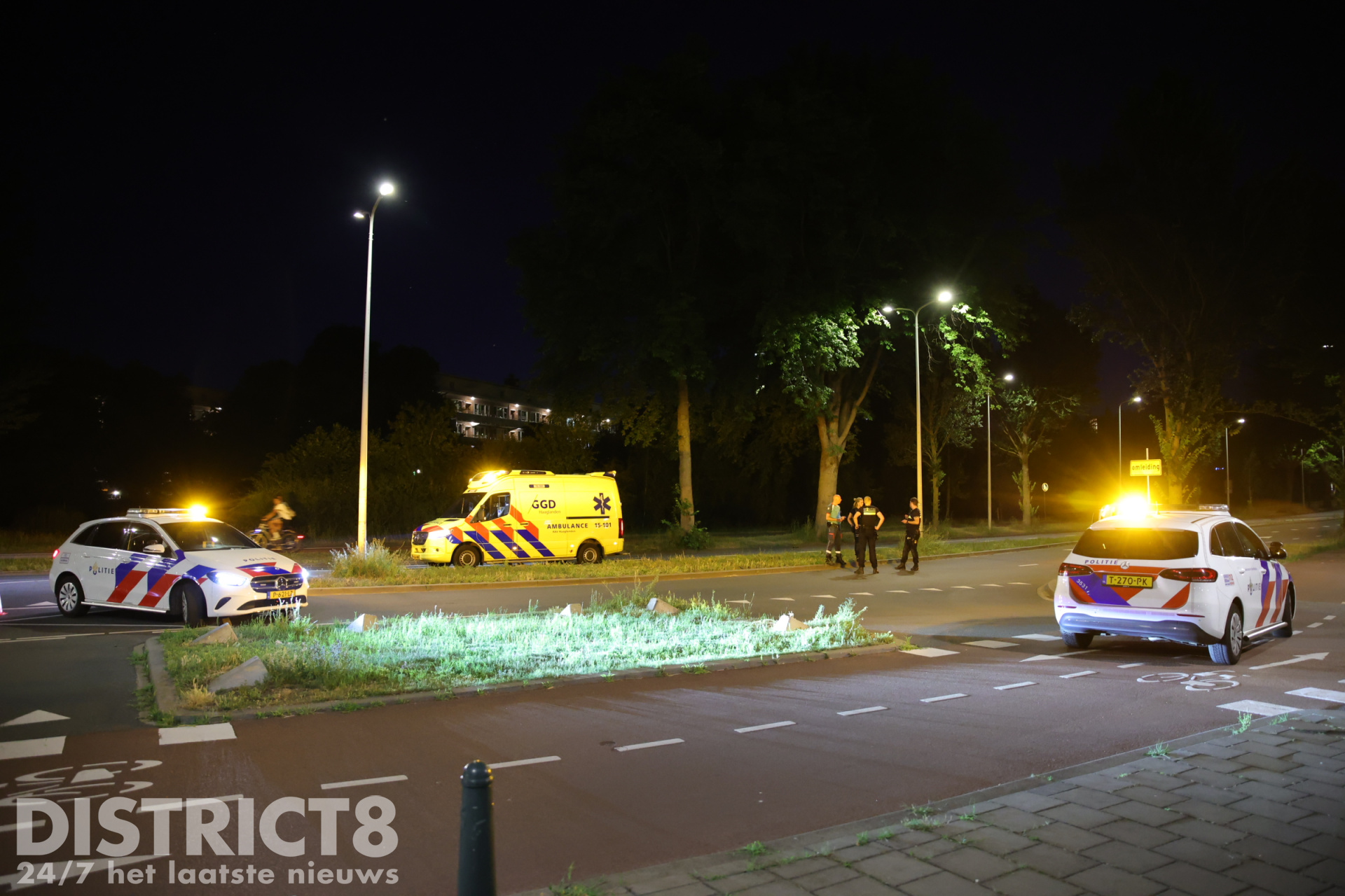 Taxi raakt van de weg en ramt boom, belandt op zn kant Segbroeklaan Den Haag