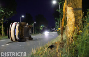 Taxi raakt van de weg en ramt boom, belandt op zn kant Segbroeklaan Den Haag