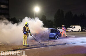 Auto vliegt tijdens het rijden in brand Melis Stokelaan Den Haag