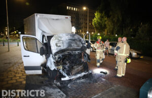 Voorzijde van geparkeerde bakwagen in brand Hendrinaland Den Haag