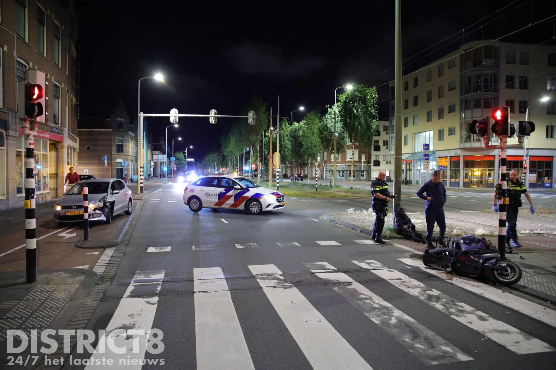 Scooterrijder gewond na flinke aanrijding Koningin Emmakade Den Haag