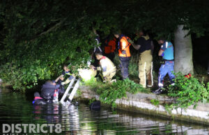 Brandweer redt man uit het water in Zuiderpark Den Haag