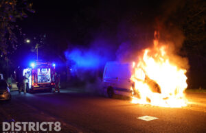Geparkeerde bestelbus gaat in vlammen op na explosie Vulcanusweg Delft