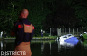 Grote zoekactie na aantreffen van deels gezonken boot Oostvlietweg Leidschendam