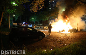 Minimaal zeven voertuigen zwaar beschadigd na brand Cesar Franckstraat Delft