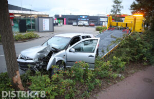 Automobilist raakt van de weg en ramt boom Prins Hendrikweg Hoek van Holland