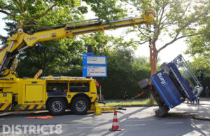 Lading valt van vrachtwagen af, kruising deels geblokkeerd Schoemakerstraat Delft