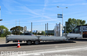 Kleine vrachtwagen verliest trailer midden op kruispunt Woudseweg / N223 Den Hoorn