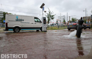 Brandkraan omvergereden door vrachtwagen: straat verandert in waterballet Wateringsevest Delft