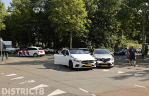 Twee auto’s beschadigd bij botsing op kruispunt De Werf Den Haag