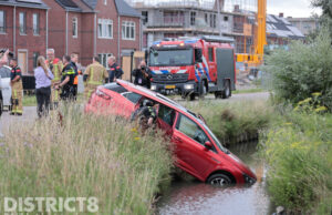 Auto komt met voorkant in sloot terecht Mariëndijk Kwintsheul
