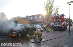Buurtbewoners blussen autobrand na ongelukje tijdens aansteken BBQ Berlijnstraat Den Haag
