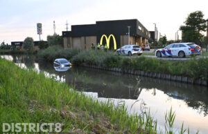Ritje door de McDrive eindigt in de sloot Hogenhoorn Den Hoorn