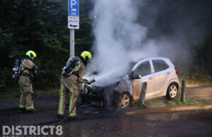 Auto in brand gestoken, voertuig rijdt achteruit door kortsluiting Koperwerf Den Haag