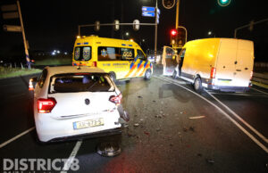 Verkeerslicht en twee voertuigen beschadigd na ongeval N211 Den Hoorn