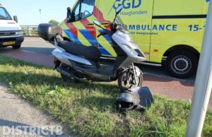 Scooterrijder botst op auto bij inhaalactie Dorpskade Wateringen