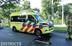 Ambulance op weg naar reanimatie betrokken bij aanrijding Loevesteinlaan Den Haag