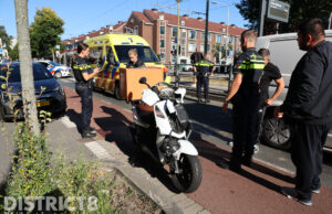 Scooterrijder botst op stilstaande bestelbus Melis Stokelaan Den Haag