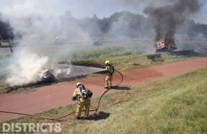 Landbouwvoertuig in brand; vuur slaat over naar berm Van Weerden Poelmanpad in Den Haag