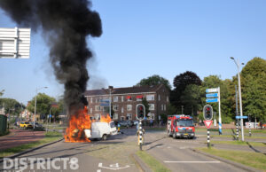 Autobrand legt busje in de as Wateringsevest Delft