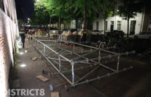 Steiger valt om en geeft buurt gratis kabaal Oude Delft Delft