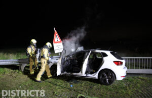 Auto boort door vangrail en vliegt in brand; bestuurder raakt gewond A4 Leidschendam