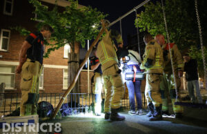 Brandweer bevrijdt jongen uit speeltoestel Voorthuizenstraat Den Haag