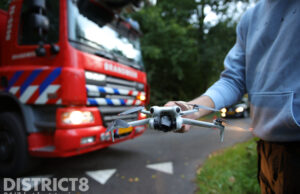 Brandweer vist verdwaalde drone uit boom Tweemolentjeskade Delft