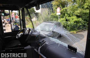 Veel schade na ongeval tussen auto en stadsbus Lepelaarstraat Delft
