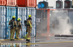 Brand in container gevuld met afvalaccu’s houdt brandweer bezig Voltaweg Delft