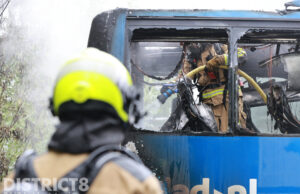 Brand verwoest geparkeerde touringcar Olof Palmestraat Delft
