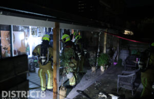 Bewoner ademt rook in na brandstichting in achtertuin Aaraustraat Delft