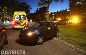 Geparkeerde auto raakt beschadigd na ongeval met twee auto’s Van Foreestweg Delft