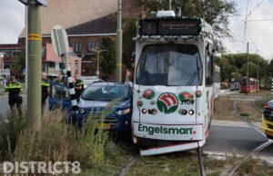 Bestuurder gewond en rotonde gestremd na aanrijding tussen auto en tram Scheveningseweg Den Haag