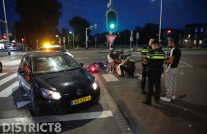 Automobilist schept scooterrijder Conradkade Den Haag