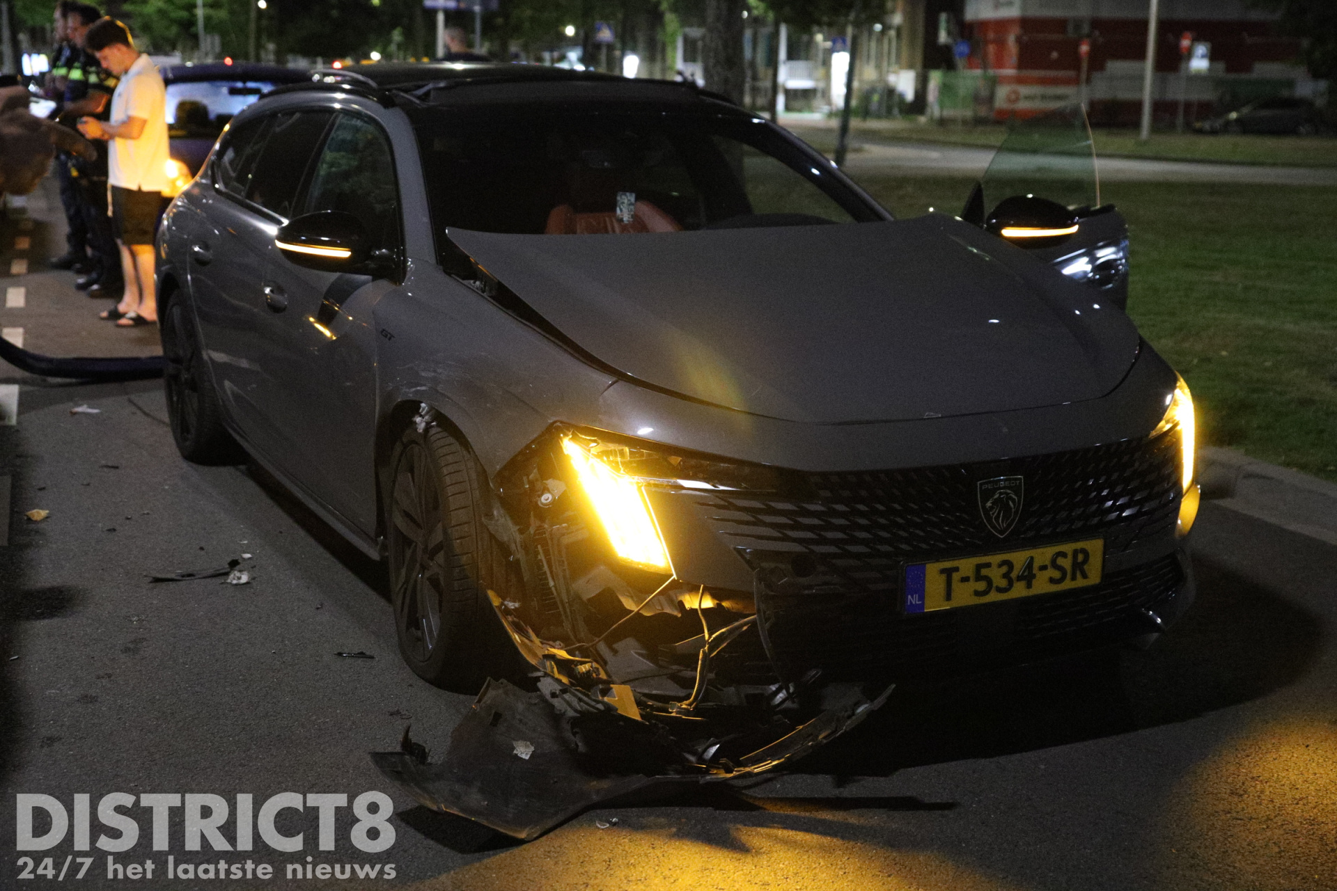 Auto botst tegen meerdere voertuigen Meppelweg Den Haag