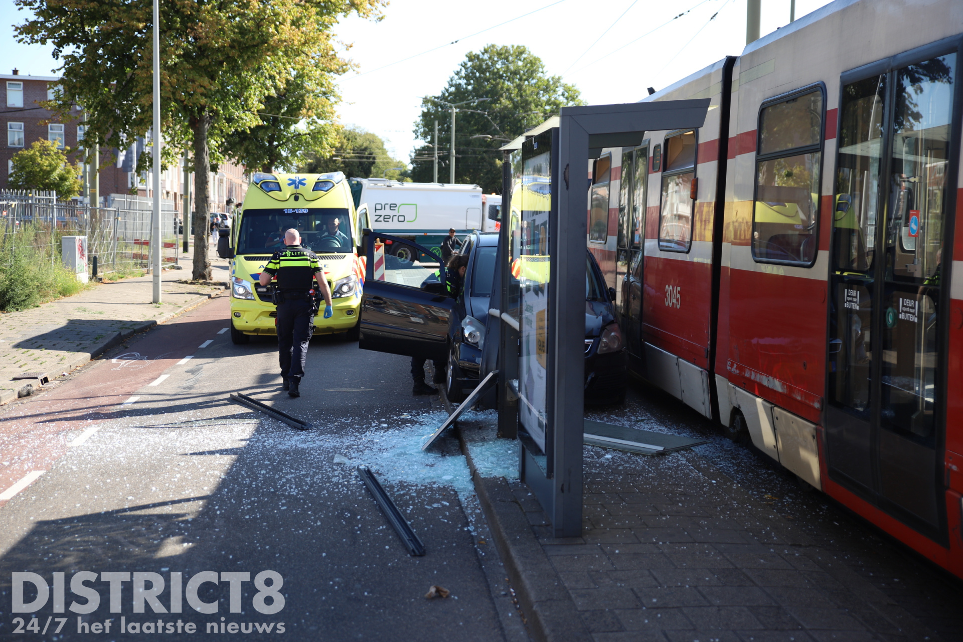 Auto rijdt tramhalte binnen; passagier gewond Delftselaan Den Haag