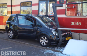 Auto rijdt tramhalte binnen; passagier gewond Delftselaan Den Haag