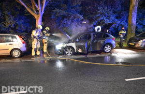 Brandweer blust brand in geparkeerde auto Erasmusweg Den Haag