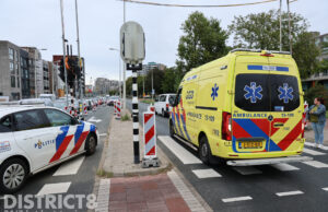 Wielrenster raakt gewond na botsing met busje Neherkade Den Haag