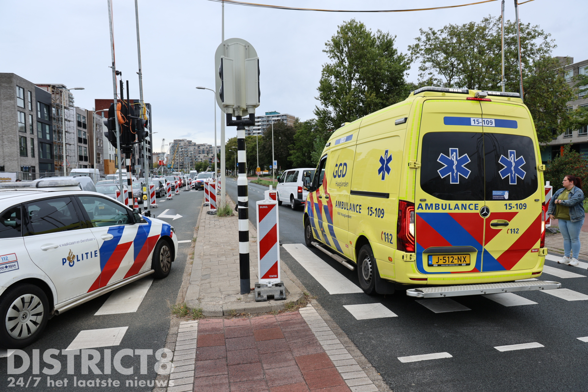 Wielrenster raakt gewond na botsing met busje Neherkade Den Haag