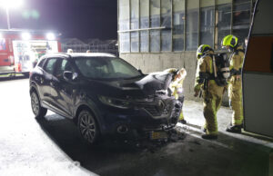 Bewoners blussen in brand gestoken auto Tuinbouwweg Leidschendam