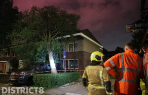 Nieuwe rolstoelbus total-loss en woningen ontruimd door omgewaaide boom Warmoezierstraat Delfgauw