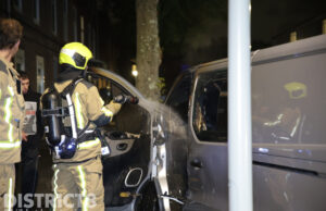 Binnenkant van geparkeerd busje verwoest door brand Nienoordstraat Den Haag
