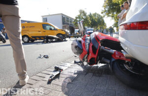 Motorrijder gewond na flinke aanrijding, andere bestuurder aangehouden Zonweg Den Haag