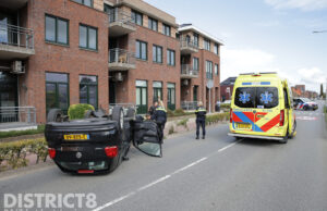 Auto over de kop na eenzijdig ongeval Delftsestraatweg Delfgauw